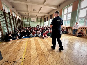 zdjęcie przedstawia policjantów w trakcie prelekcji z dziećmi