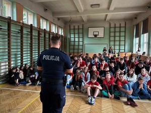 zdjęcie przedstawia policjantów w trakcie prelekcji z dziećmi