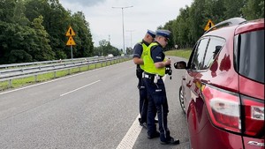 zdjęcie przedstawia policjantów w trakcie kontroli  drogowej