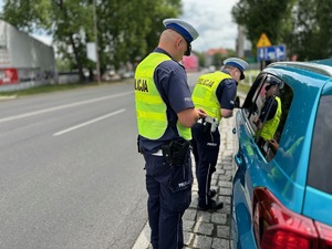 zdjęcie przedstawia policjantów w trakcie kontroli  drogowej