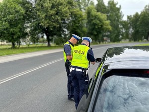 zdjęcie przedstawia policjantów w trakcie kontroli  drogowej