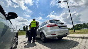 zdjęcie przedstawia policjantów w trakcie kontroli  drogowej