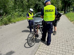 zdjęcie przedstawia policjantów w trakcie kontroli  rowerzysty