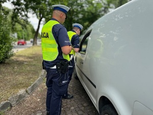 zdjęcie przedstawia policjantów w trakcie kontroli  drogowej