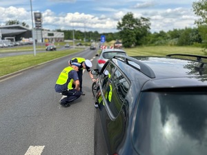 zdjęcie przedstawia policjantów w trakcie kontroli  drogowej