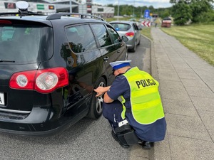 zdjęcie przedstawia policjantów w trakcie kontroli  drogowej