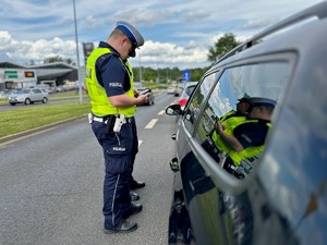 zdjęcie przedstawia policjantów w trakcie kontroli  drogowej