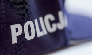 zdjęcie przedstawia zbliżenie na czapkę z napisem POLICJA