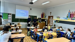 zdjęcie przedstawia policjantów w trakcie prelekcji z dziećmi w klasie