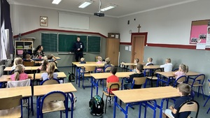 zdjęcie przedstawia policjantów w trakcie prelekcji z dziećmi w klasie
