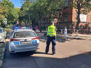 zdjęcie przedstawia policjantów zabezpieczających bieg ulicami miasta