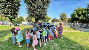 zdjęcie przedstawia policjanta w trakcie wizyty w przedszkolu