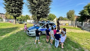 zdjęcie przedstawia policjanta w trakcie wizyty w przedszkolu