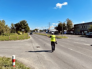 zdjęcie przedstawia policjanta w trakcie kontroli drogowej