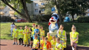 zdjęcie przedstawia sznupka pozującego do fotografii z dziećmi