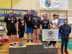 Zdjęcie przedstawia zawodników na podium