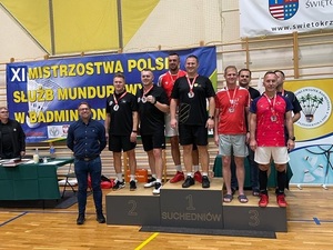 Zdjęcie przedstawia zawodników na podium