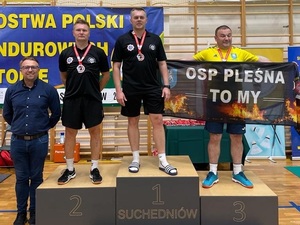 Zdjęcie przedstawia zawodników na podium