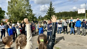 zdjęcie przedstawia policjantkę w trakcie prelekcji dla zgromadzonych uczestników.