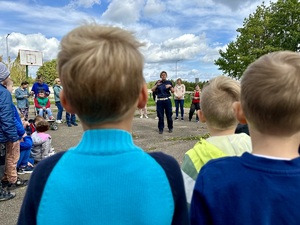 zdjęcie przedstawia policjantkę w trakcie prelekcji dla zgromadzonych uczestników.