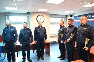 Zdjęcie przedstawia nagrodzonych policjantów w trakcie uroczystości