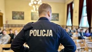 zdjęcie przedstawia policjanta w trakcie prelekcji z młodzieżą