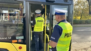 zdjęcie przedstawia policjantów w trakcie kontroli autobusu