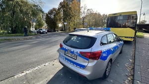 zdjęcie przedstawia radiowóz, przed którym stoi miejski autobus