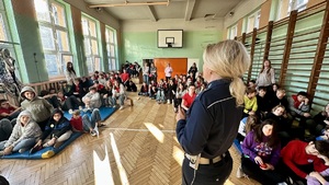 zdjęcie przedstawia policjantkę w trakcie prelekcji dla dzieci