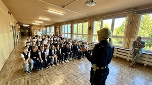 zdjęcie przedstawia policjantkę w trakcie prelekcji dla dzieci