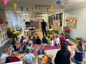 zdjęcie przedstawia policjanta w trakcie prelekcji