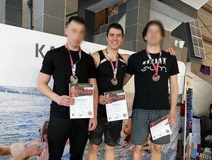 zdjęcie przedstawia trzech mężczyzn stojących na podium