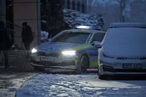 Radiowóz na ulicy w zimowej aurze