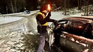 zdjęcie przedstawia policjanta w trakcie kontroli drogowej