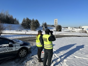 zdjęcie przedstawia funkcjonariuszy Inspekcji Transportu Drogowego obserwujących autostradę a4