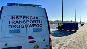 Zdjęcie przedstawia policjantów w trakcie kontroli drogowej