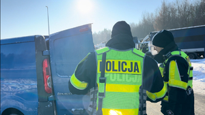 Zdjęcie przedstawia policjantów w trakcie kontroli drogowej