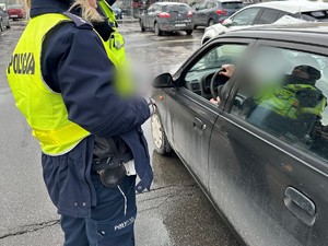 zdjęcie przedstawia policjantów w trakcie kontroli drogowej