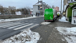 zdjęcie przedstawia policjantów w trakcie kontroli drogowej