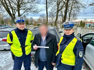 zdjęcie przedstawia policjantów pozujących do zdjęcia z seniorami