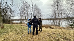 zdjęcie przedstawia policjanta wraz z przedstawicielami straży rybackiej