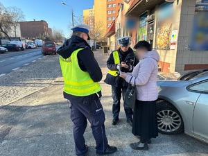 zdjęcie przedstawia policjantów w trakcie rozmowy z pieszym