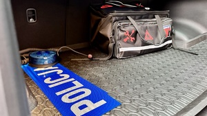 Zdjęcie przedstawia bagażnik i wyposażenie nowego policyjnego radiowozu