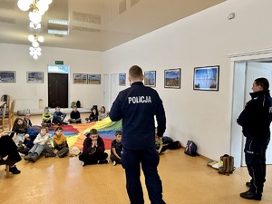 zdjęcie przedstawia policjantów w trakcie prelekcji z dziećmi