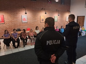 zdjęcie przedstawia policjantów w trakcie prelekcji