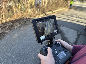 zdjęcie przedstawia widok na ekran i panel sterujący dronem