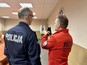 zdjęcie przedstawia policjanta w trakcie szkolenia z użycia paralizatora