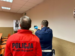 zdjęcie przedstawia policjanta w trakcie szkolenia z użycia paralizatora