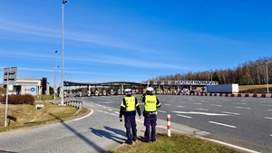 zdjęcie przedstawia policjantów w trakcie kontroli drogowej