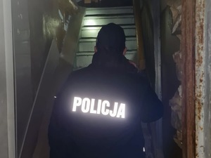 zdjęcie przedstawia policjanta w trakcie kontroli pustostanów